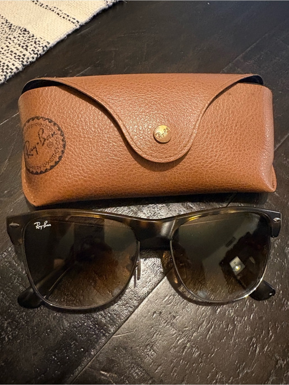 Ray-Ban Clubmaster Brown Tortoiseshell Sunglasses with Brown Case